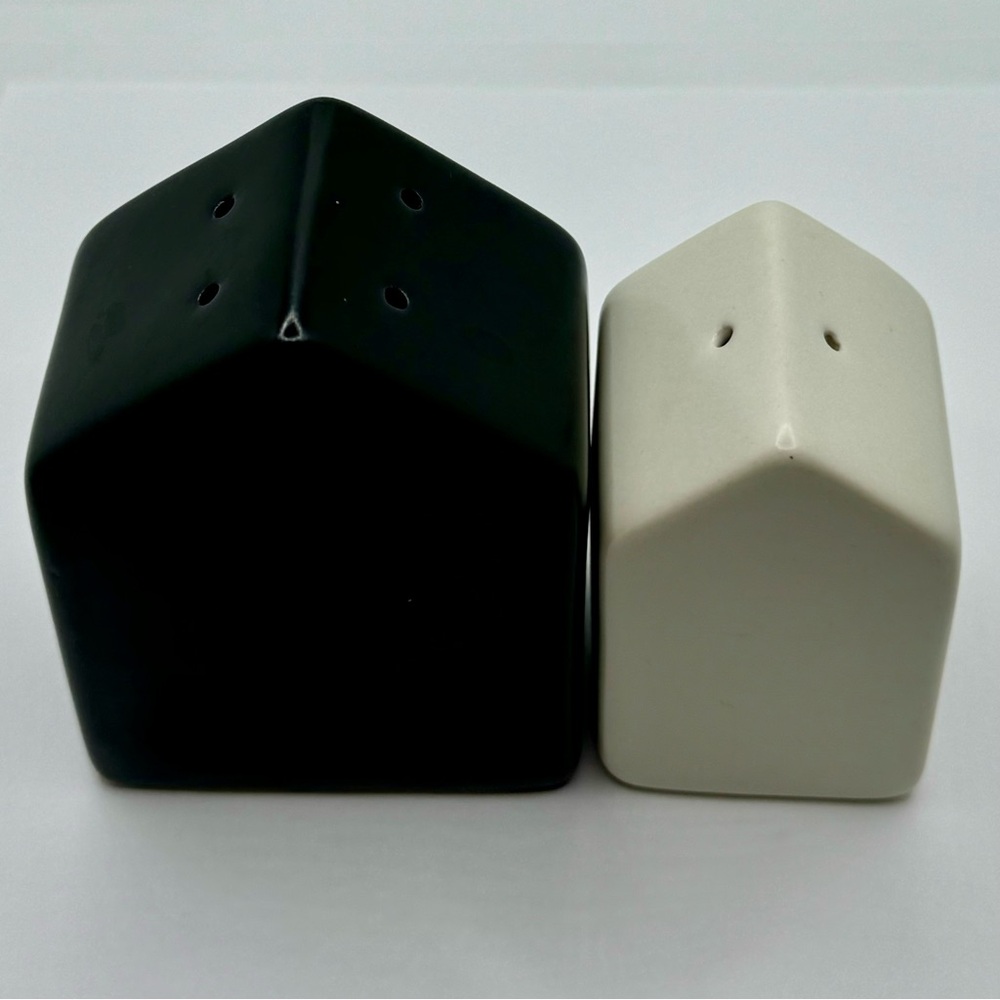 Vintage art décor Black & White Porcelain salt and pepper shaker